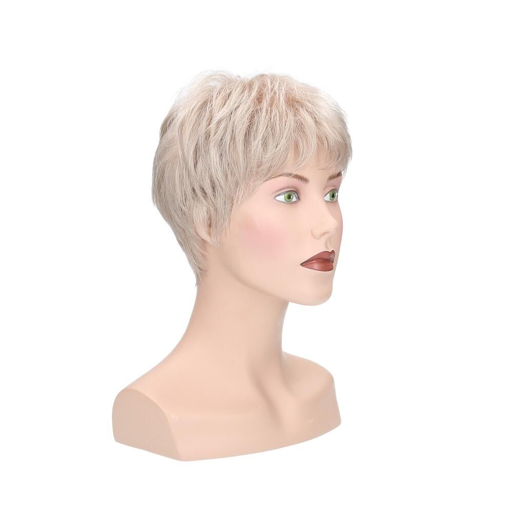 Perücke Lima, hellblond, auf einem Schaufensterkopf. Dreiviertelansicht. Kurze, gewellte Haare.