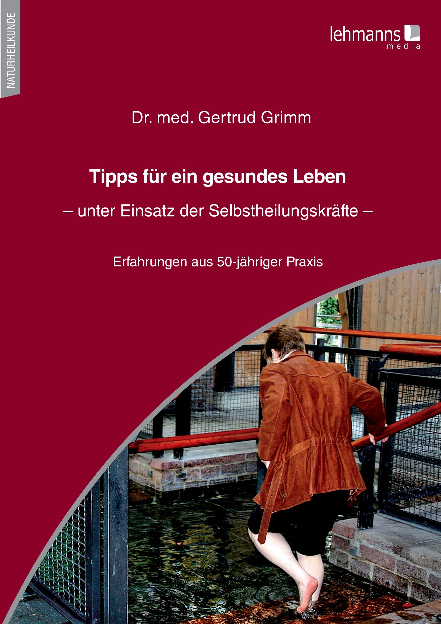 Buchcover mit Titel "Tipps für ein gesundes Leben". Autorin: Dr. med. Gertrud Grimm. Verlag: lehmanns media. Person geht in Wasser.