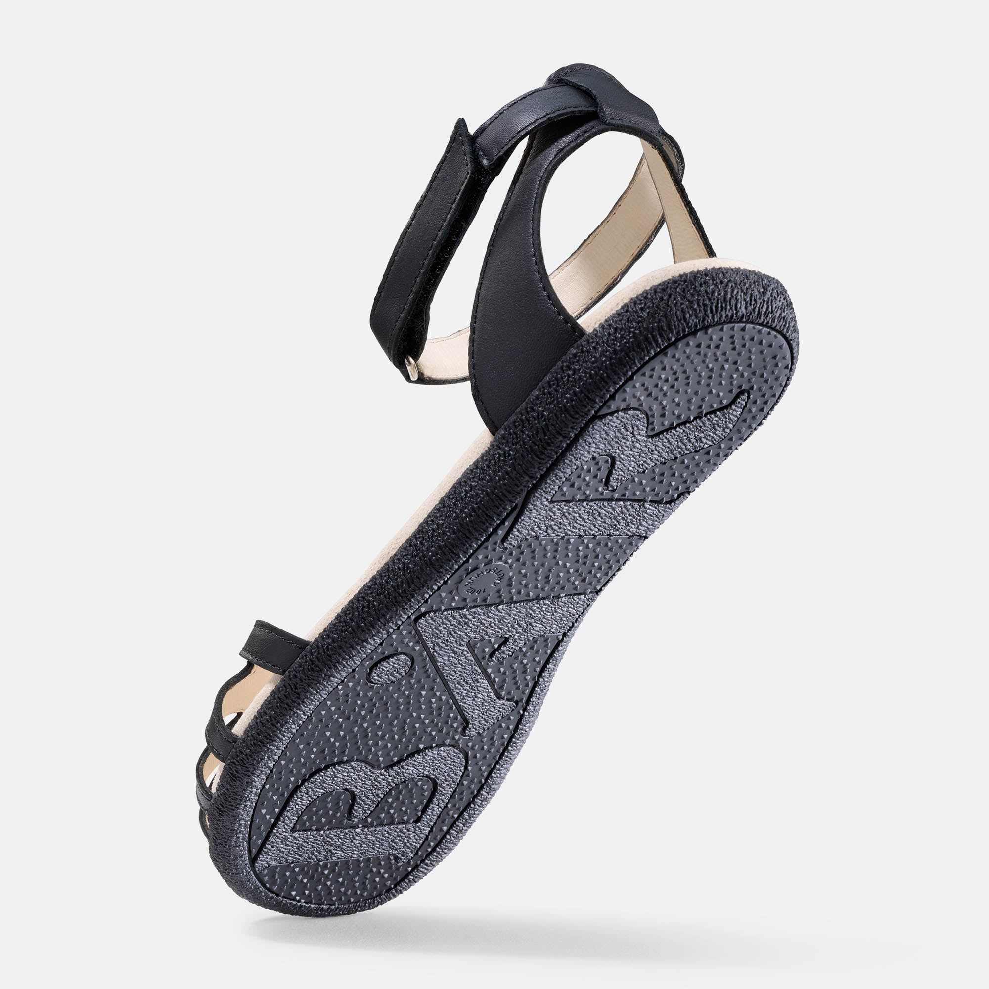 Schwarze Sandale von unten. Sohle mit Profil. Marke BÄR auf der Sohle.