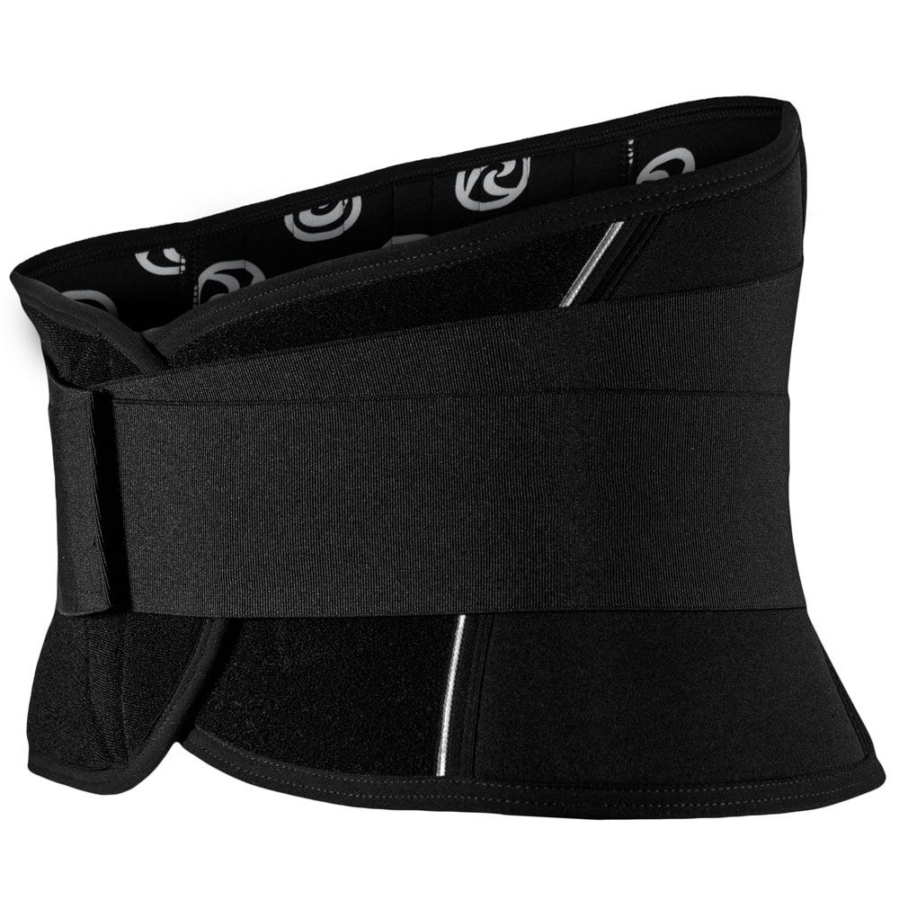 Schwarze Rückenbandage mit REHBAND-Schriftzug. Elastische Bänder und Klettverschlüsse. Weißer Streifen an der Seite. Logo am oberen Rand.