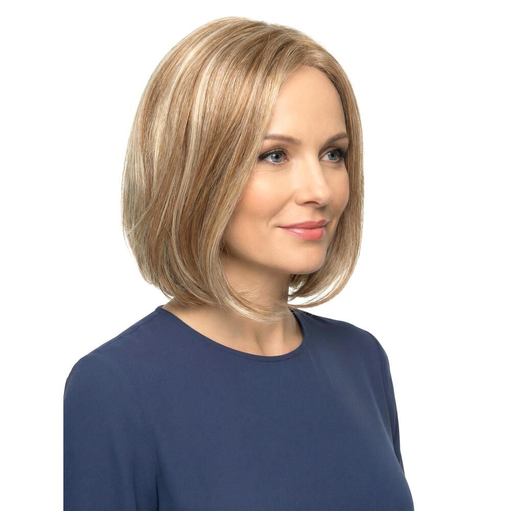 Blonde Perücke mit helleren Strähnen. Mittellange, glatte Frisur. Frau mit blauem Oberteil. Dreiviertelansicht.