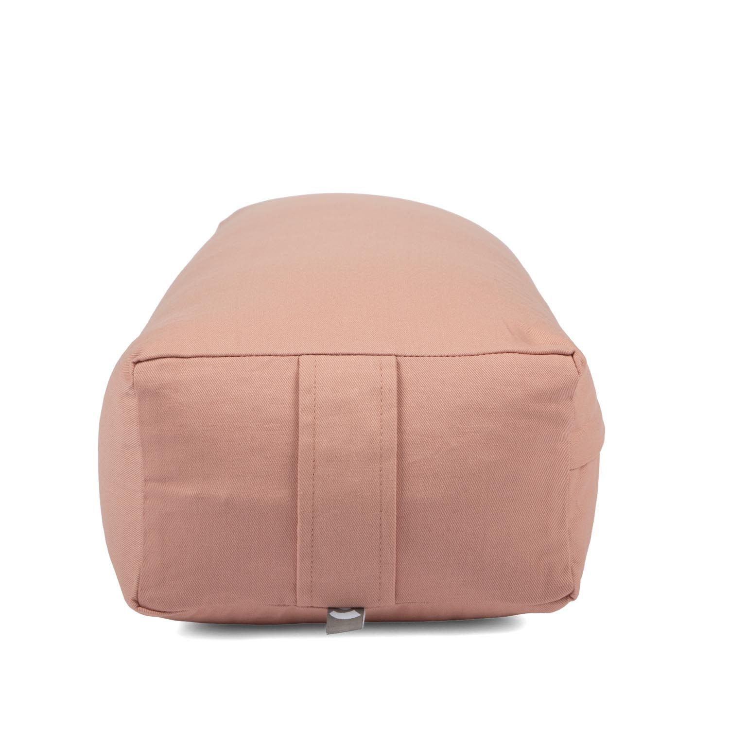 Rückansicht eines rosa Yoga-Bolsters mit zwei Schlaufen an einem Ende und einem kleinen Etikett.