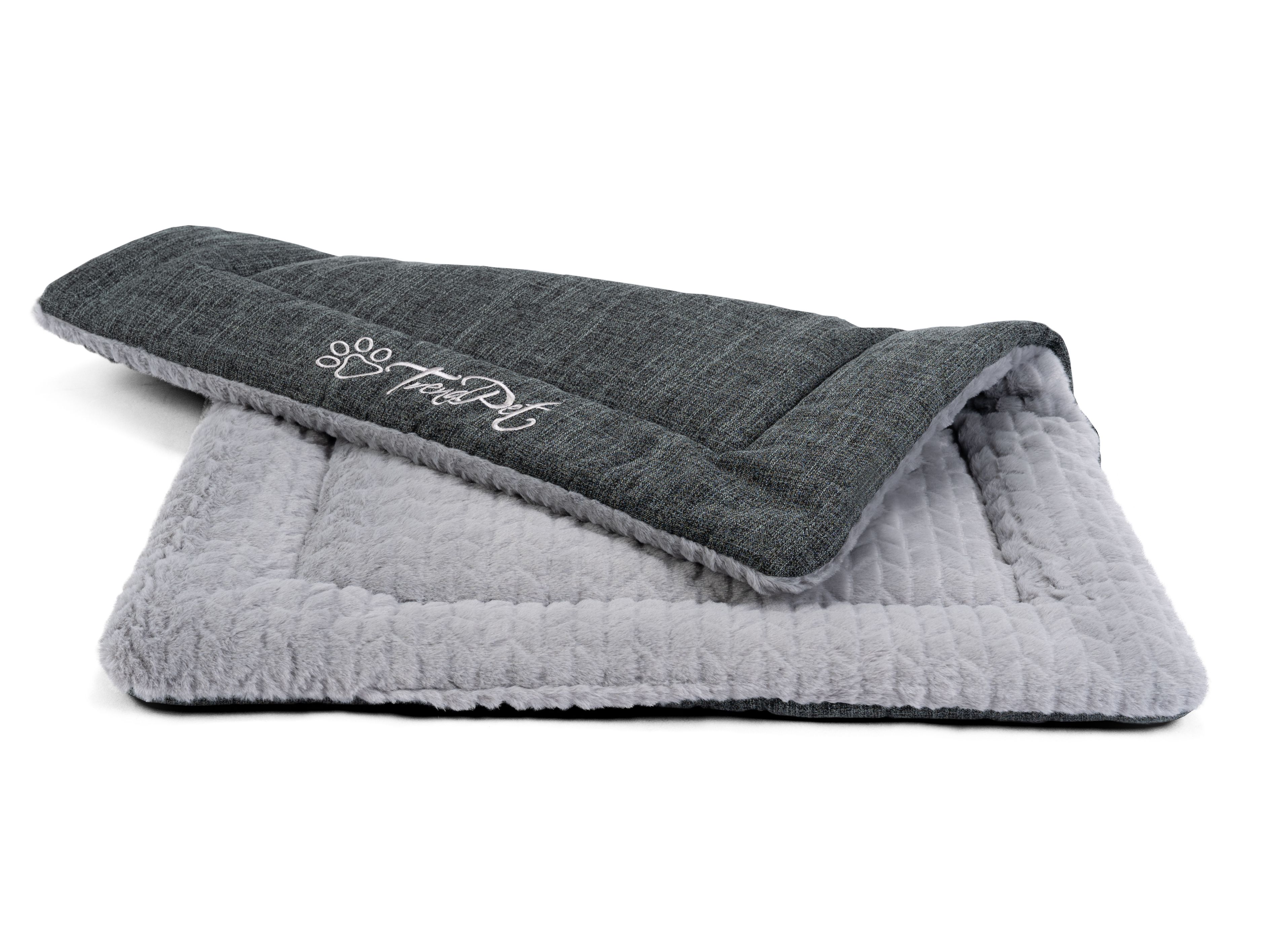 Graue Liegedecke mit Wendefunktion. Eine Seite ist grau, die andere dunkelgrau mit Logo.