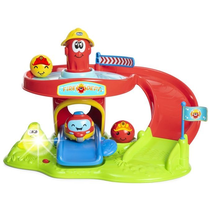 Stazione dei pompieri giocattolo con rampa rossa, torre gialla e veicolo dei pompieri. Scritta "FIRE DEPT".