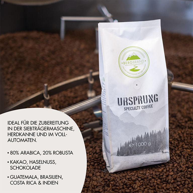 Kaffeebohnen-Packung mit Text Ursprung und Logo. Auf Kaffeebohnen. Text: 1000 g, 80% Arabica, 20% Robusta.