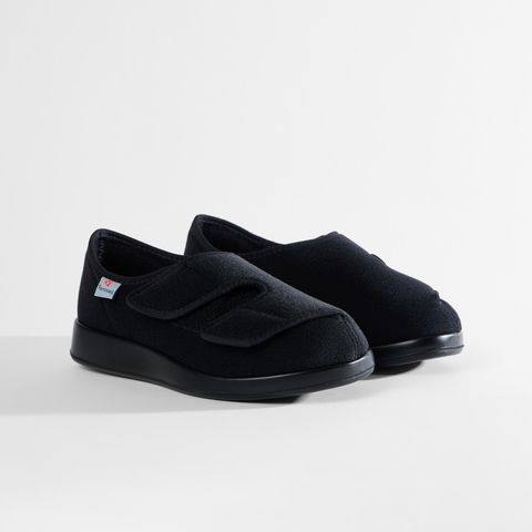 Ein Paar schwarze Hausschuhe mit Klettverschluss, von vorne.