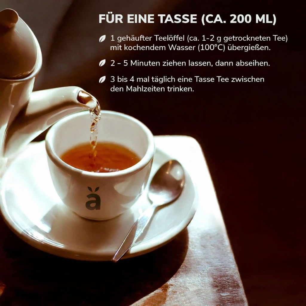 Tasse Tee, Untertasse, Löffel. Tee wird aus einem Kännchen in die Tasse gegossen. Aufschrift: Für eine Tasse (ca. 200 ml).
