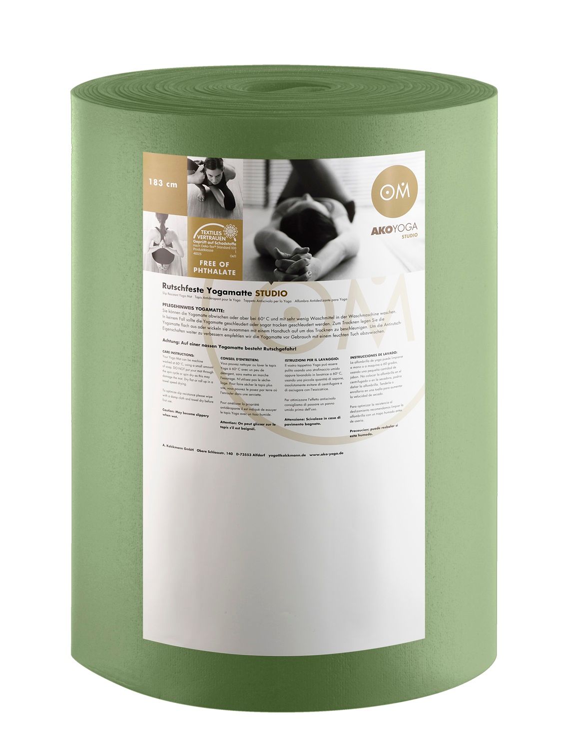 Gerollte olivgrüne Yogamatte mit Produktinformationen und Siegeln wie 'FREE OF PHTHALATE'.