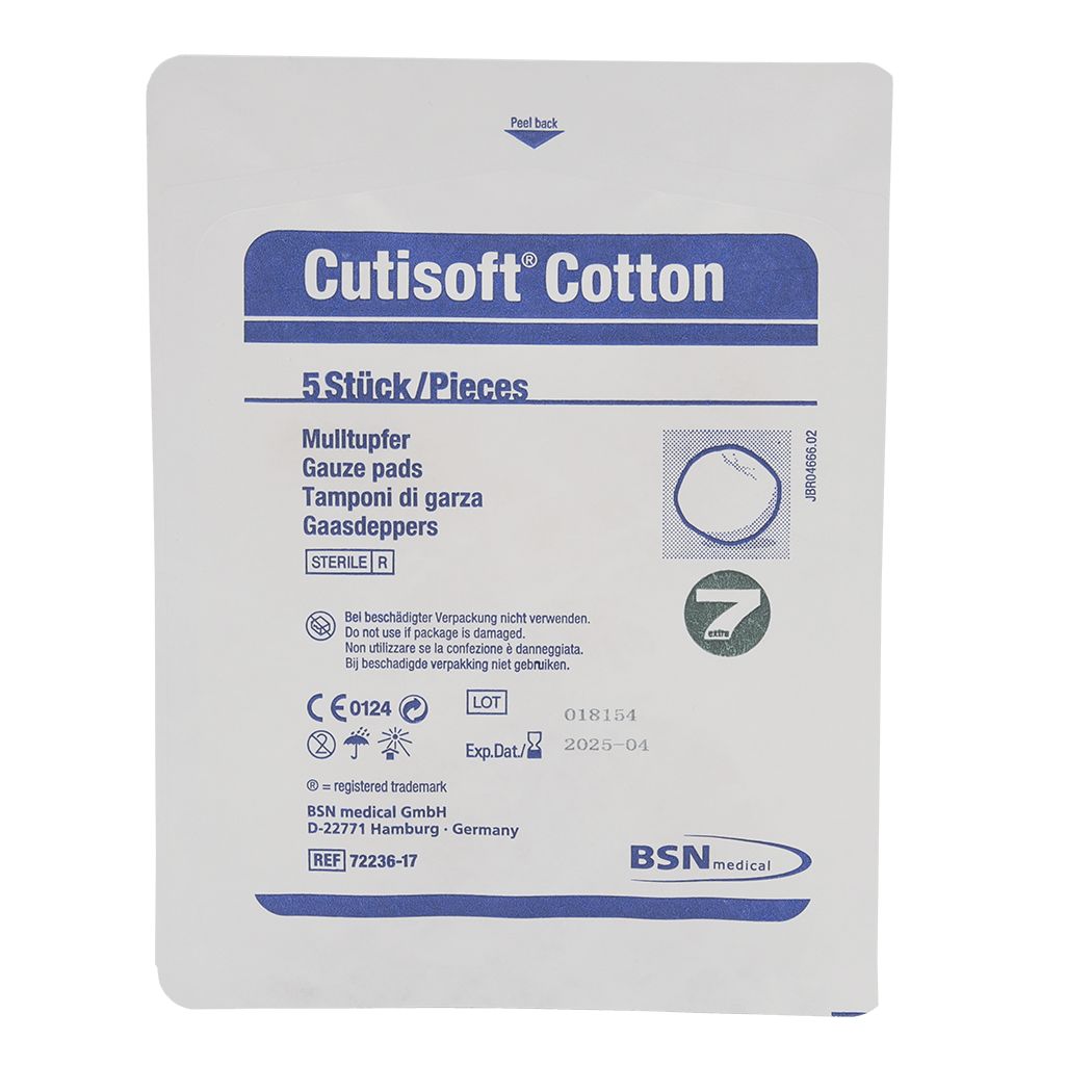 Verpackung mit Mulltupfern. Aufschrift: Cutisoft Cotton, 5 Stück. Sterile Verpackung mit CE-Kennzeichnung und Verfallsdatum 2025-04.