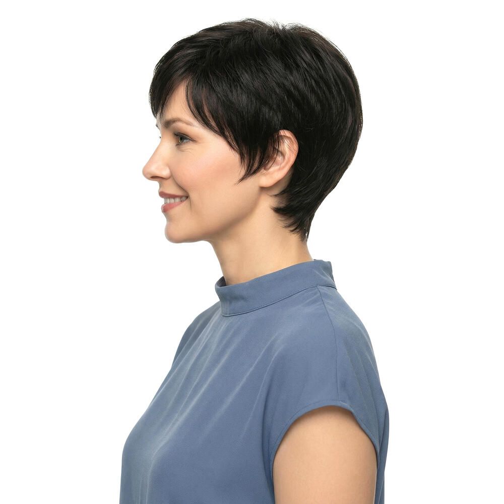 Kurzhaarperücke in Braun, Seitenansicht. Frau mit blauem Oberteil, lächelt.