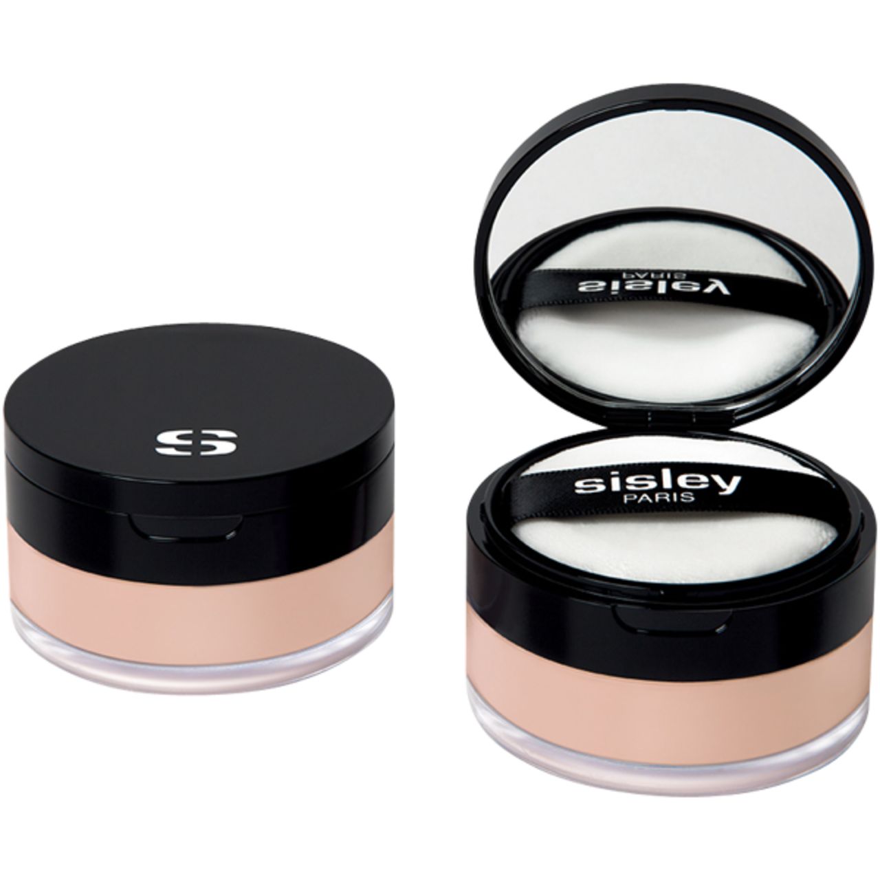 Zwei Puderbehälter. Einer geschlossen, einer geöffnet mit Spiegel und Puderquaste. Schwarze Deckel, beige Puder.