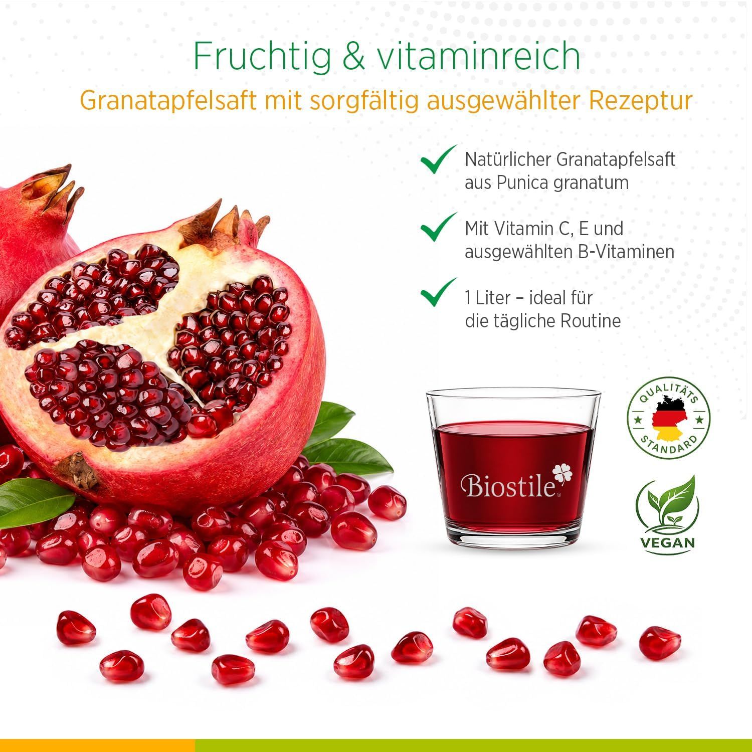 Glas Granatapfelsaft mit ganzen und halben Granatäpfeln und Kernen.