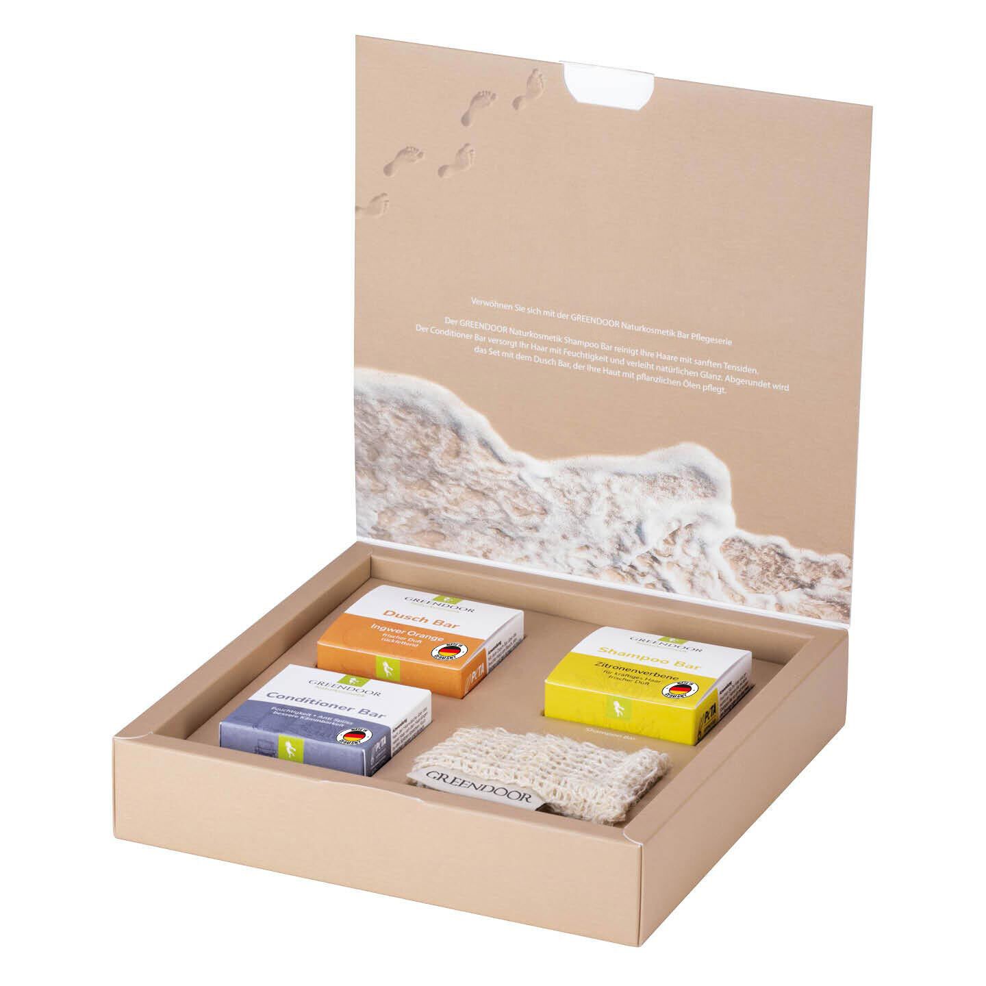 GREENDOOR Geschenkset mit vier Seifen und einem Luffa-Schwamm.