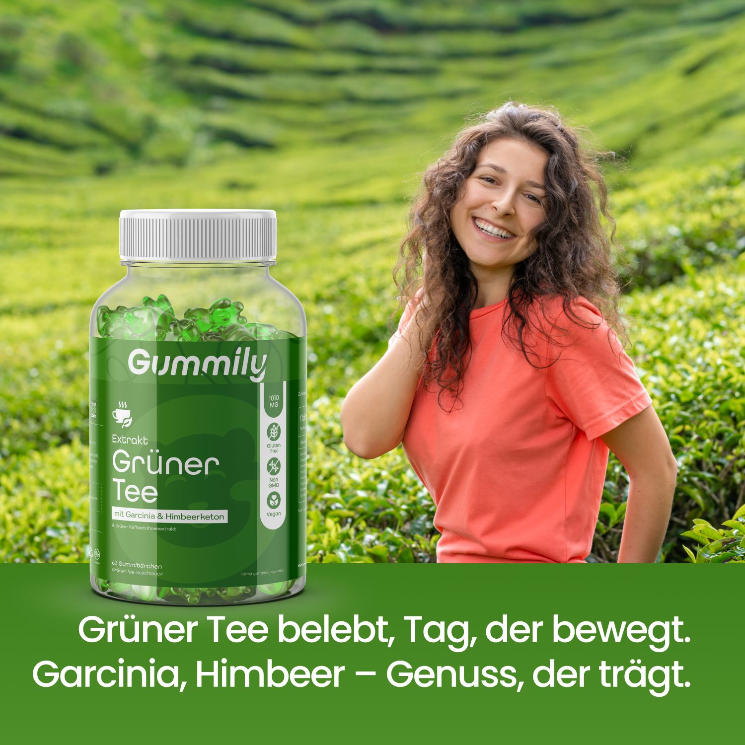 Frau lächelt neben einer Flasche Gummily Grüntee-Extrakt. Text: Grüner Tee belebt, Tag, der bewegt. Garcinia, Himbeer - Genuss, der trägt.