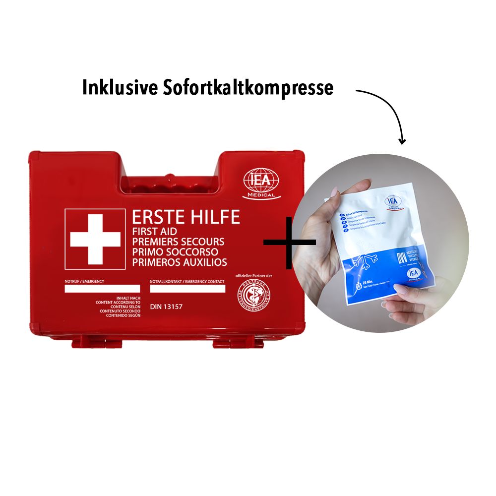 Roter Erste-Hilfe-Kasten mit Sofortkaltkompresse. Kompresse in der Hand.