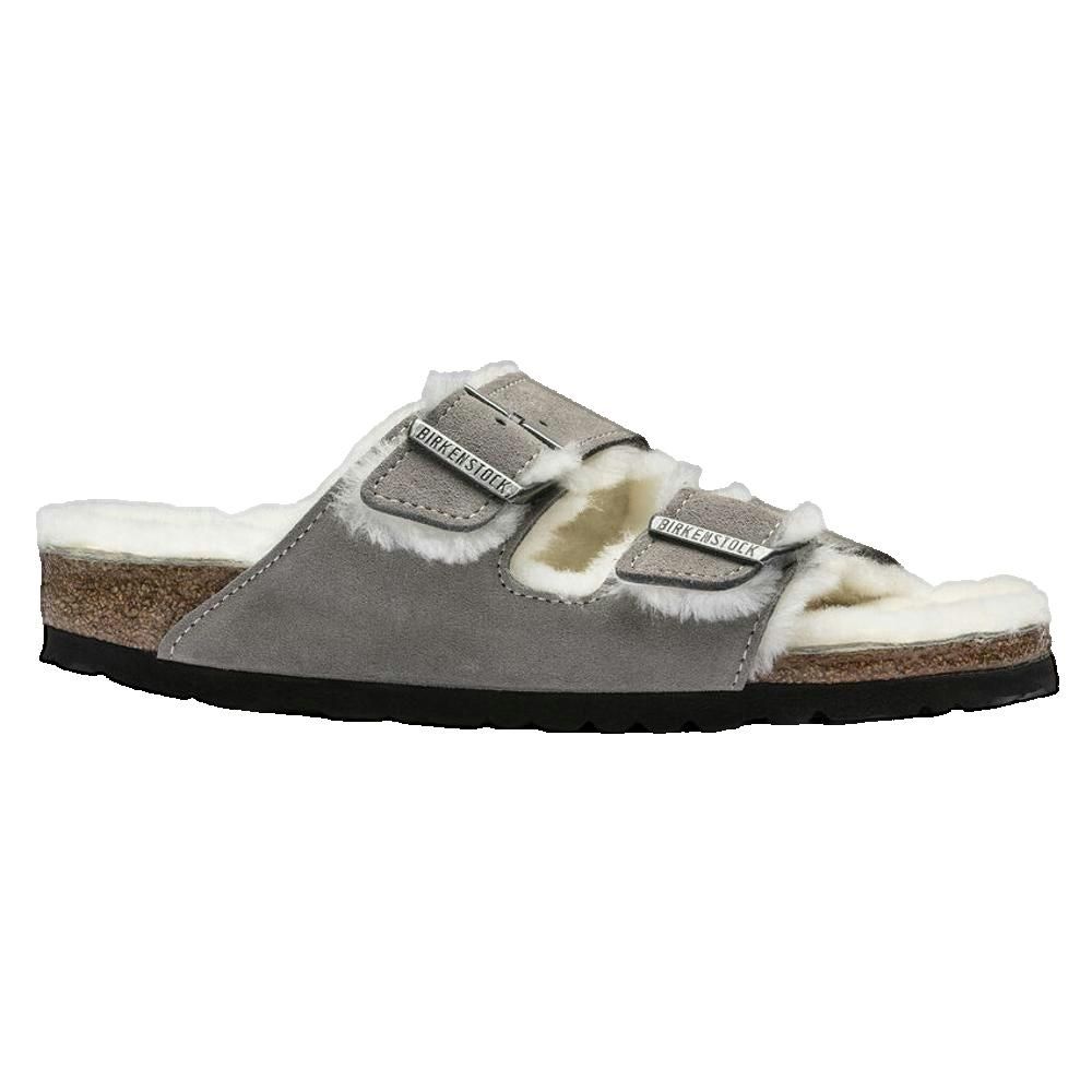 Sandali Birkenstock grigi con due cinturini e fibbie. Interno in pelliccia. Plantare in sughero e suola nera.