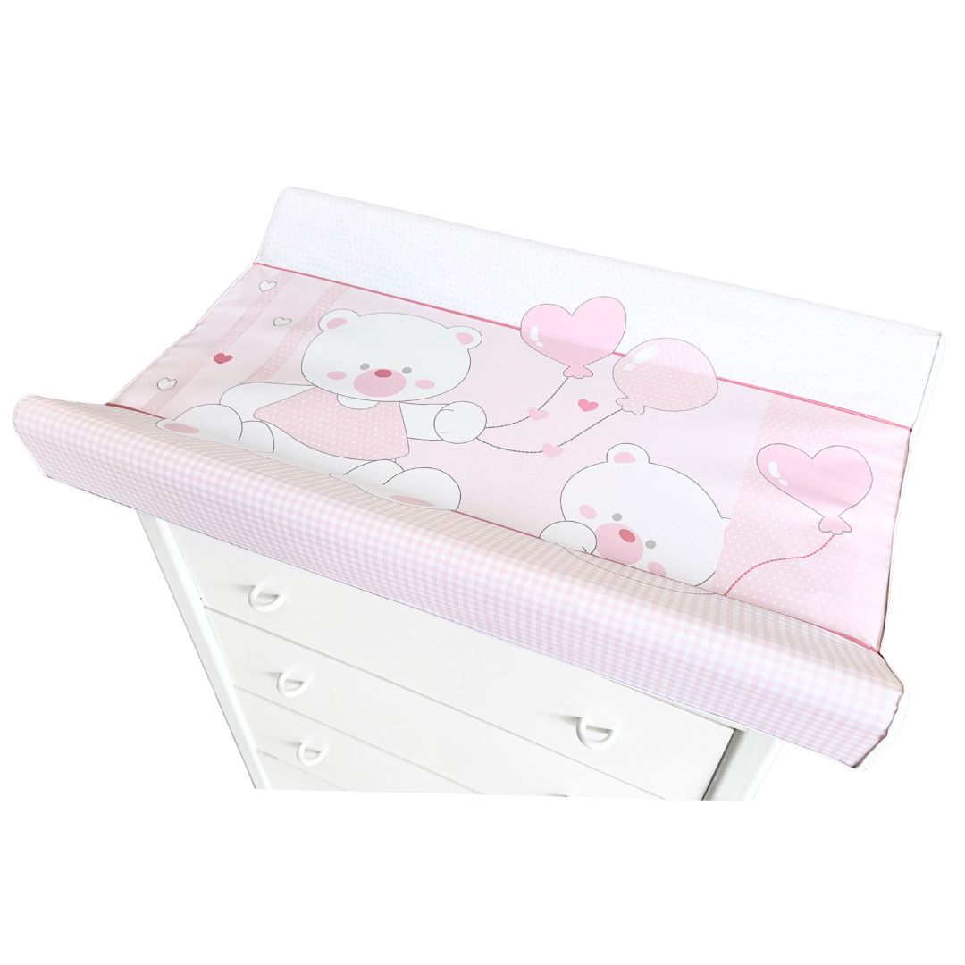 Fasciatoio rosa con orsetti e cuori. Due sponde rialzate. Posizionato su cassettiera bianca.