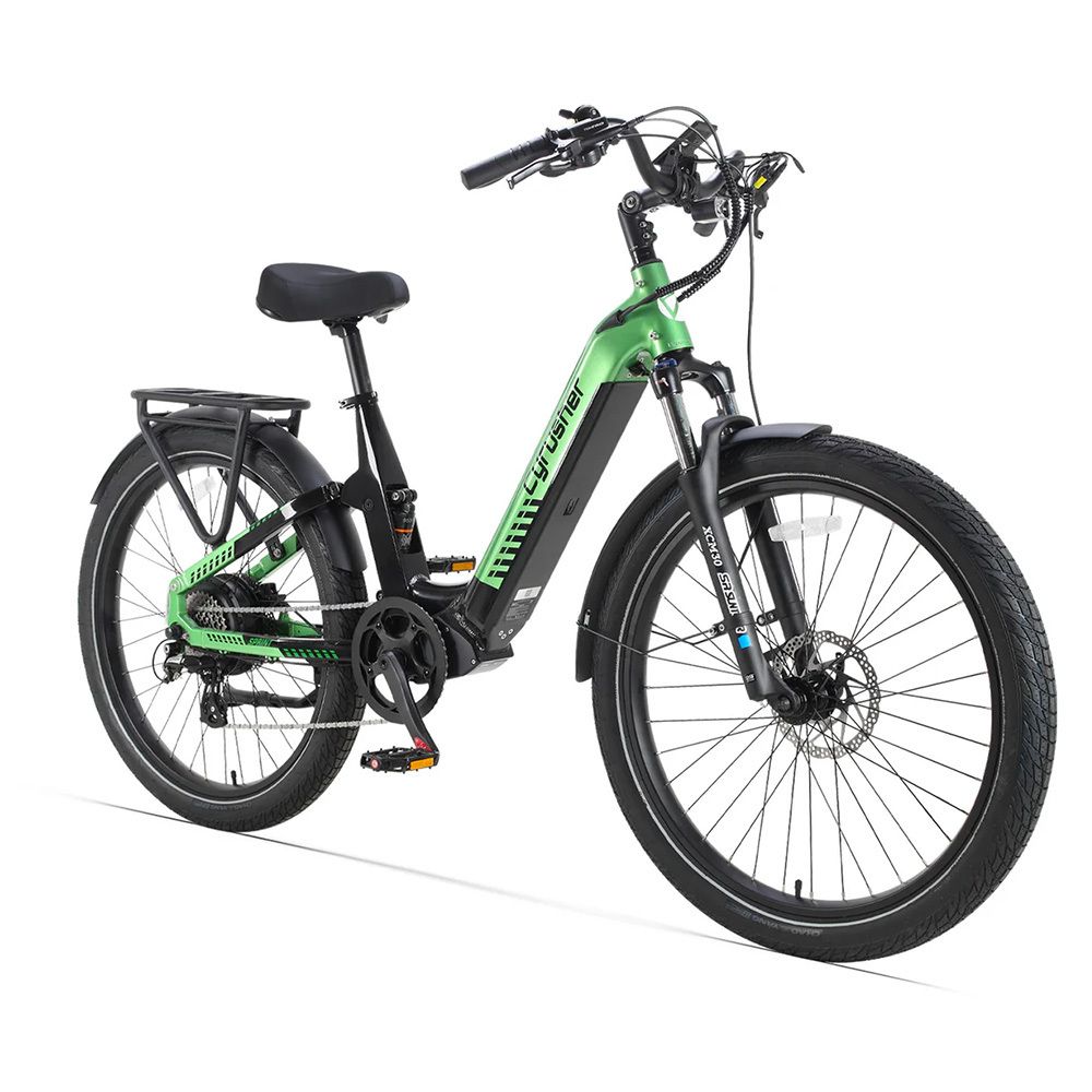 Grünes E-Bike mit schwarzen Komponenten. Marke Cyrusher sichtbar. Breitreifen, Gepäckträger, Schutzbleche. Auf weißem Hintergrund.