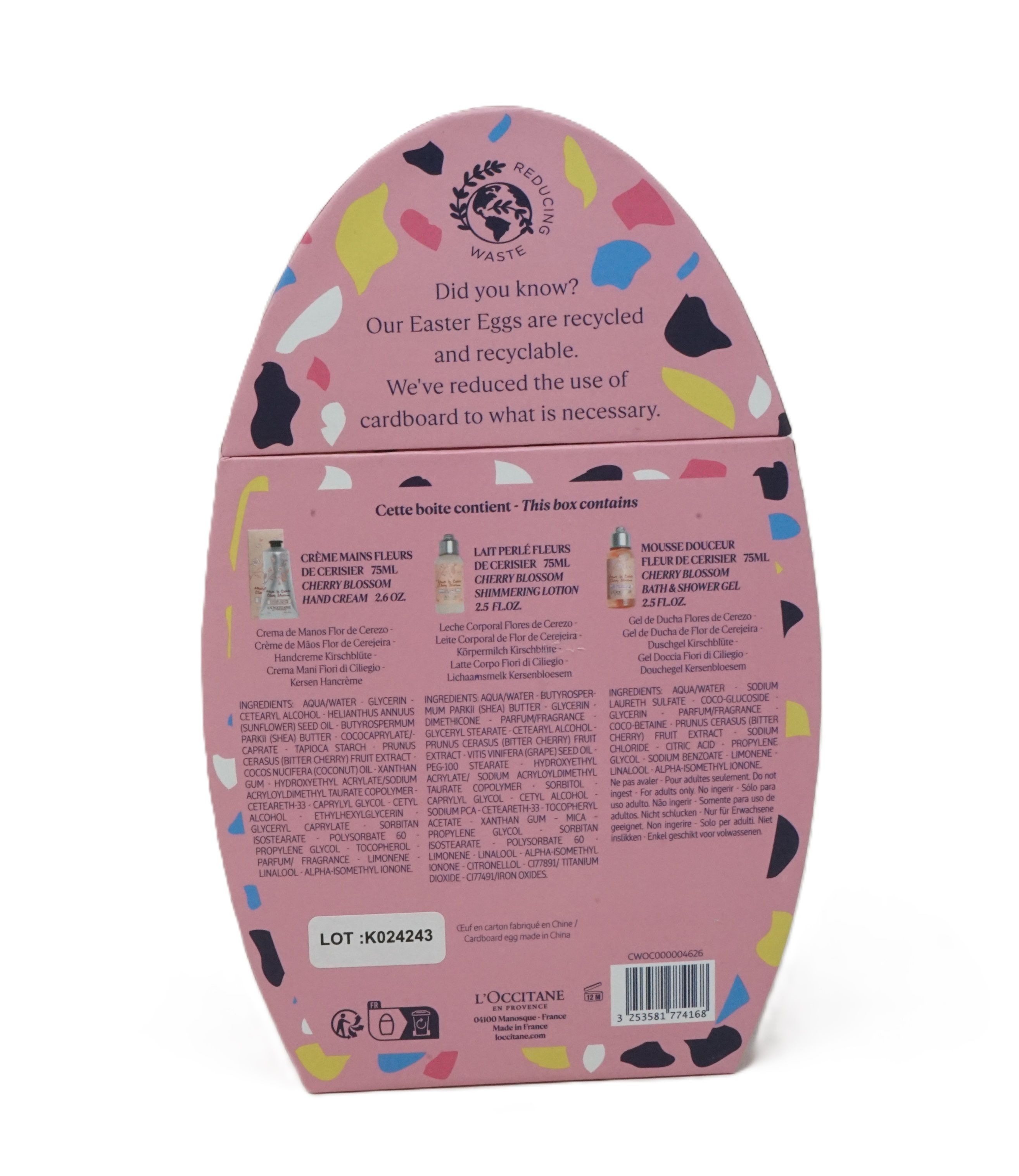 Rückseite der Geschenkbox. Rosa Verpackung mit Text und Produktbeschreibungen. Enthält Informationen über Recycling.