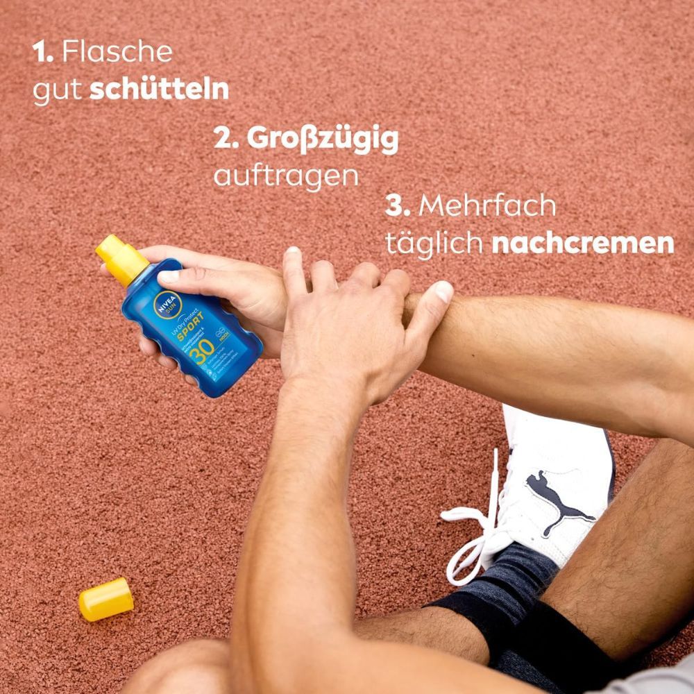 Person hält blaue Flasche mit gelbem Deckel. Anwendungsschritte: Schütteln, auftragen, nachcremen. Person reibt Creme auf Arm.