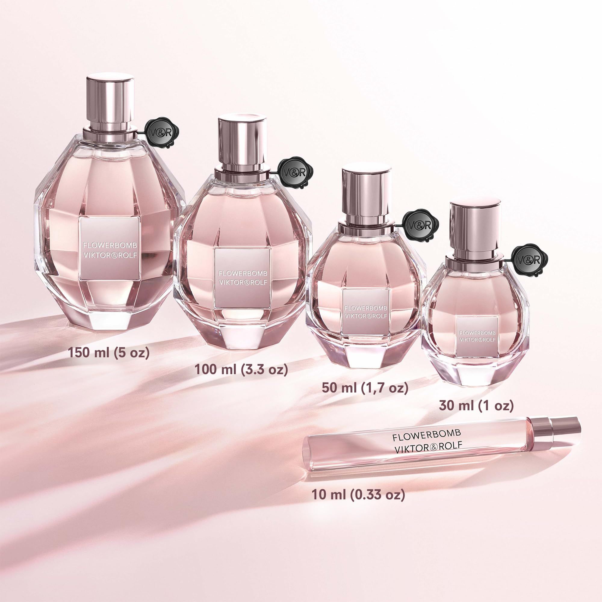 Vier Parfümflakons in verschiedenen Größen. Aufschrift: Flowerbomb Viktor & Rolf. Rosa.