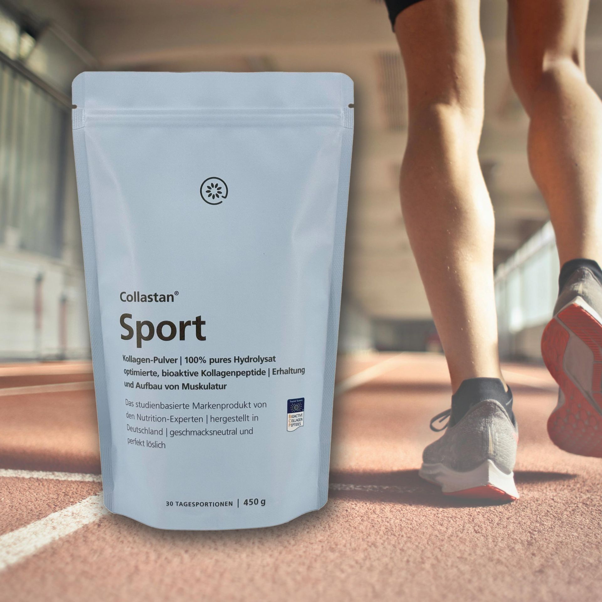 Beutel Collastan® Sport Kollagenpulver vor verschwommenem Hintergrund mit Läuferbeinen. Aufdruck: Sport, 100% pures Hydrolysat, für Muskelaufbau.