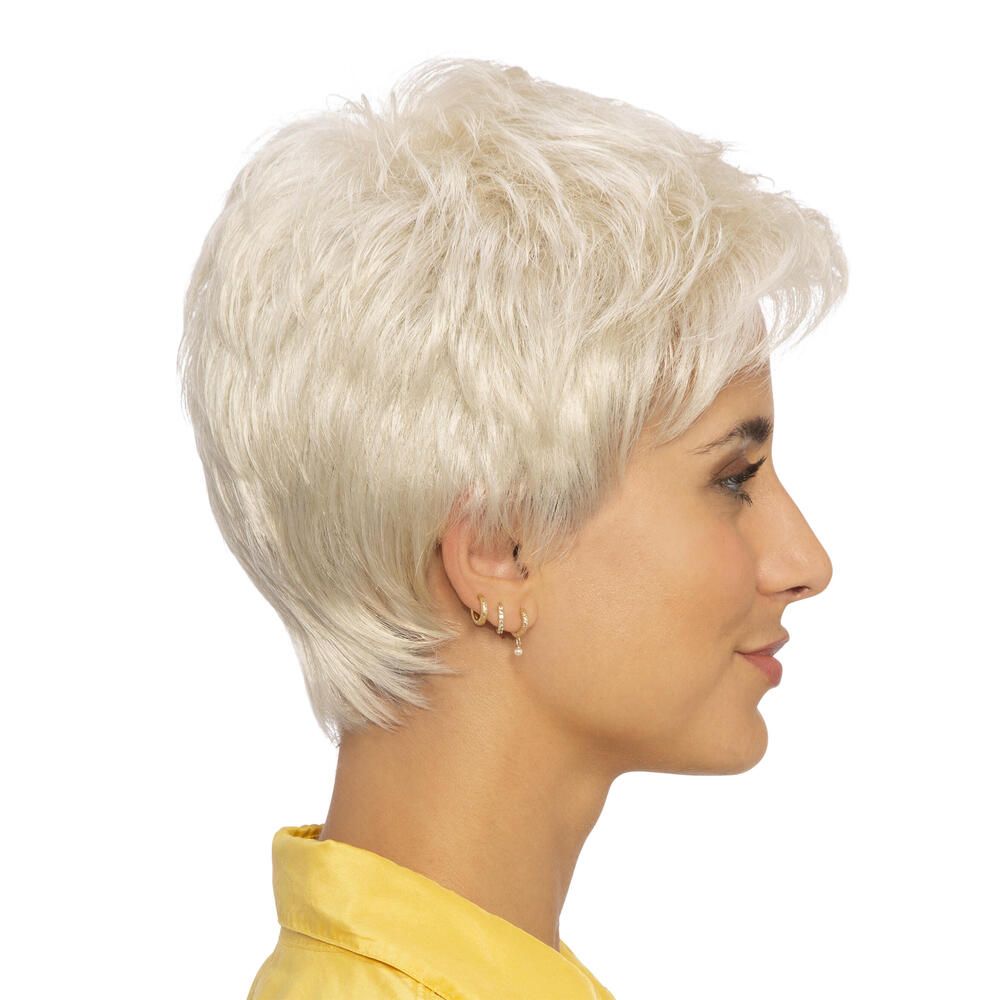 Kurzhaarperücke in Blond. Seitenansicht einer Frau mit Perücke. Gelbes Oberteil. Ohrringe.