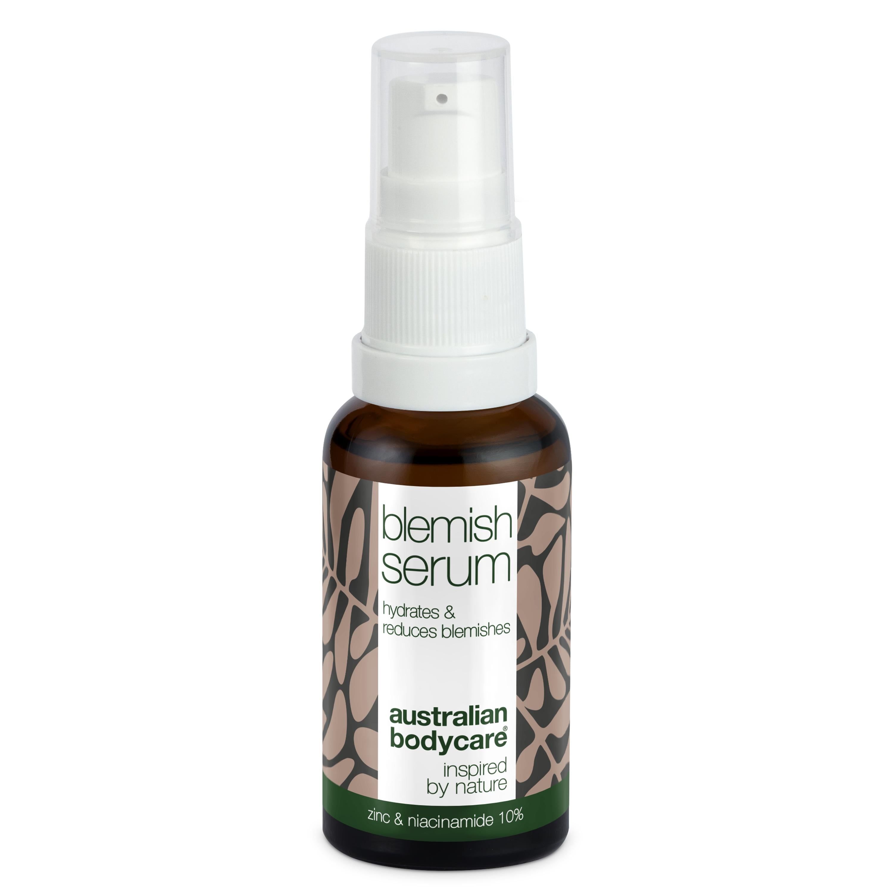 Braune Flasche mit weißem Pumpkopf. Aufschrift: Blemish Serum, hydratisiert & reduziert Hautunreinheiten. Marke: Australian Bodycare.