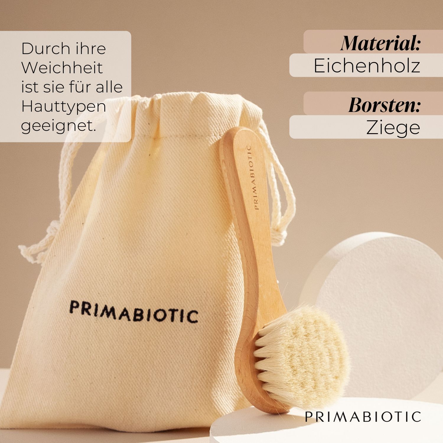Gesichtsmassagebürste mit Holzgriff und Borsten, neben einem Beutel. Auf dem Beutel steht PRIMABIOTIC. Text: Material: Eichenholz, Borsten: Ziege.