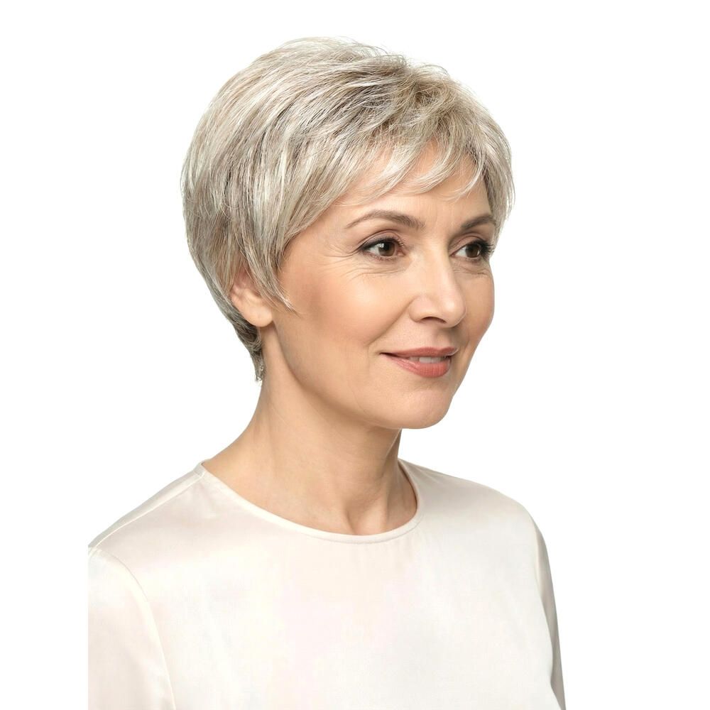 Frau mit Kurzhaarperücke in Grau. Dreiviertelansicht. Die Perücke hat einen Pony.