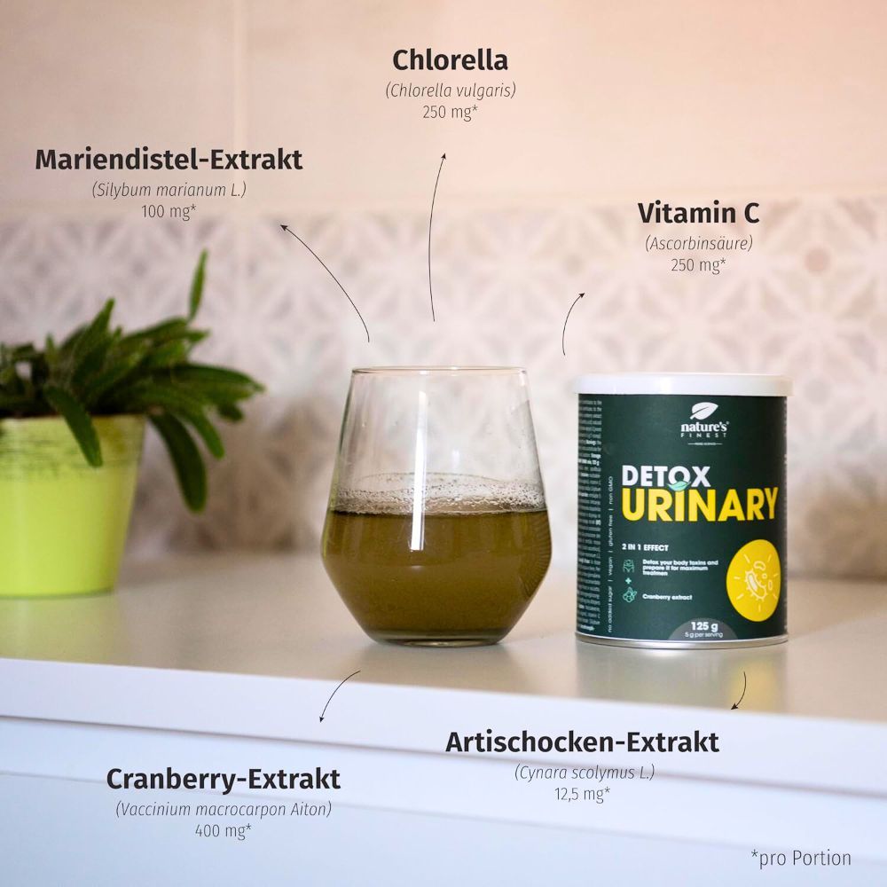 Glas mit Flüssigkeit, Dose Detox Urinary, Zutaten-Namen. Marke: Nature's Finest. Inhaltsstoffe: Chlorella, Mariendistel, Vitamin C, Cranberry, Artischocke.