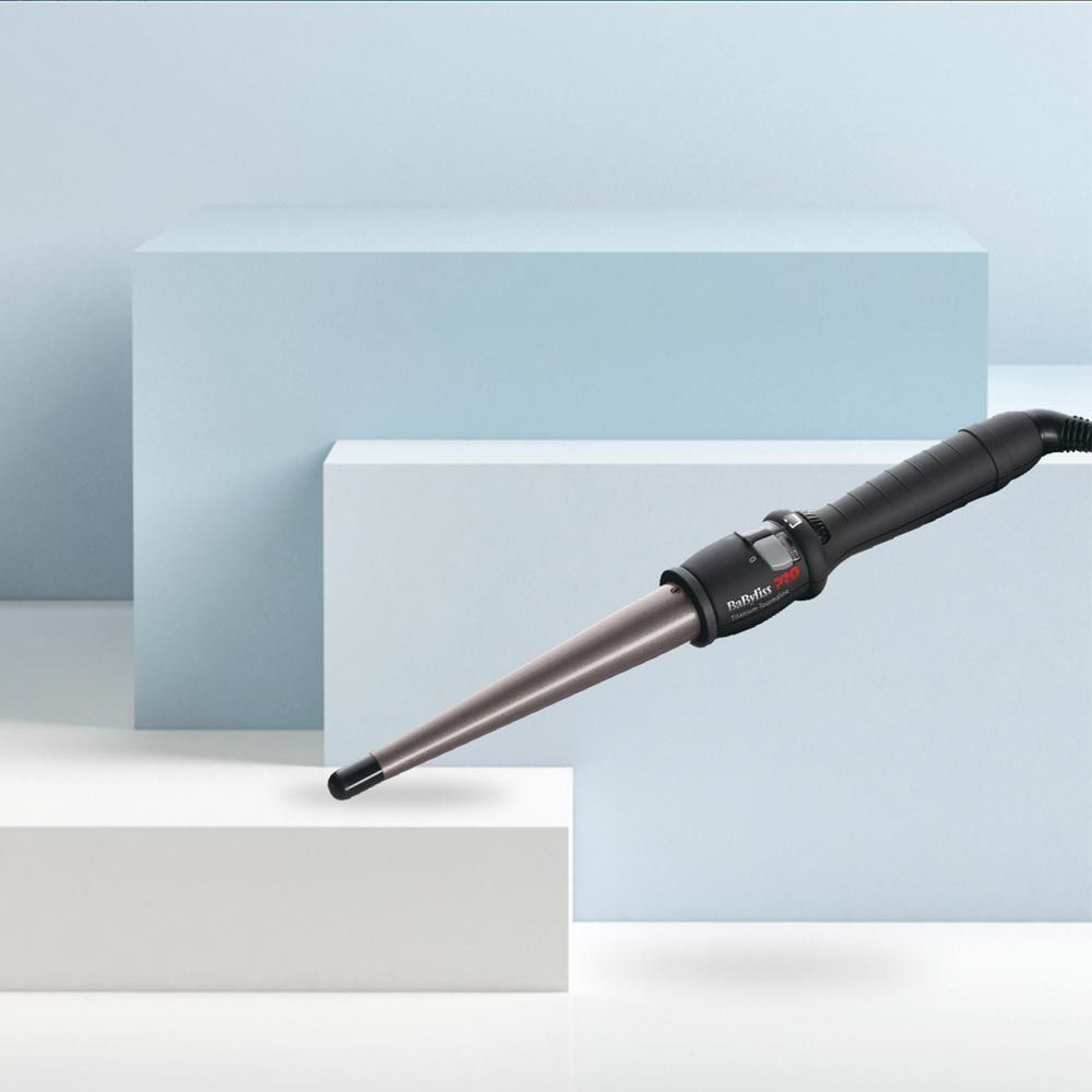 Konischer Lockenstab. Schwarz, mit digitaler Anzeige. Auf Podest platziert.