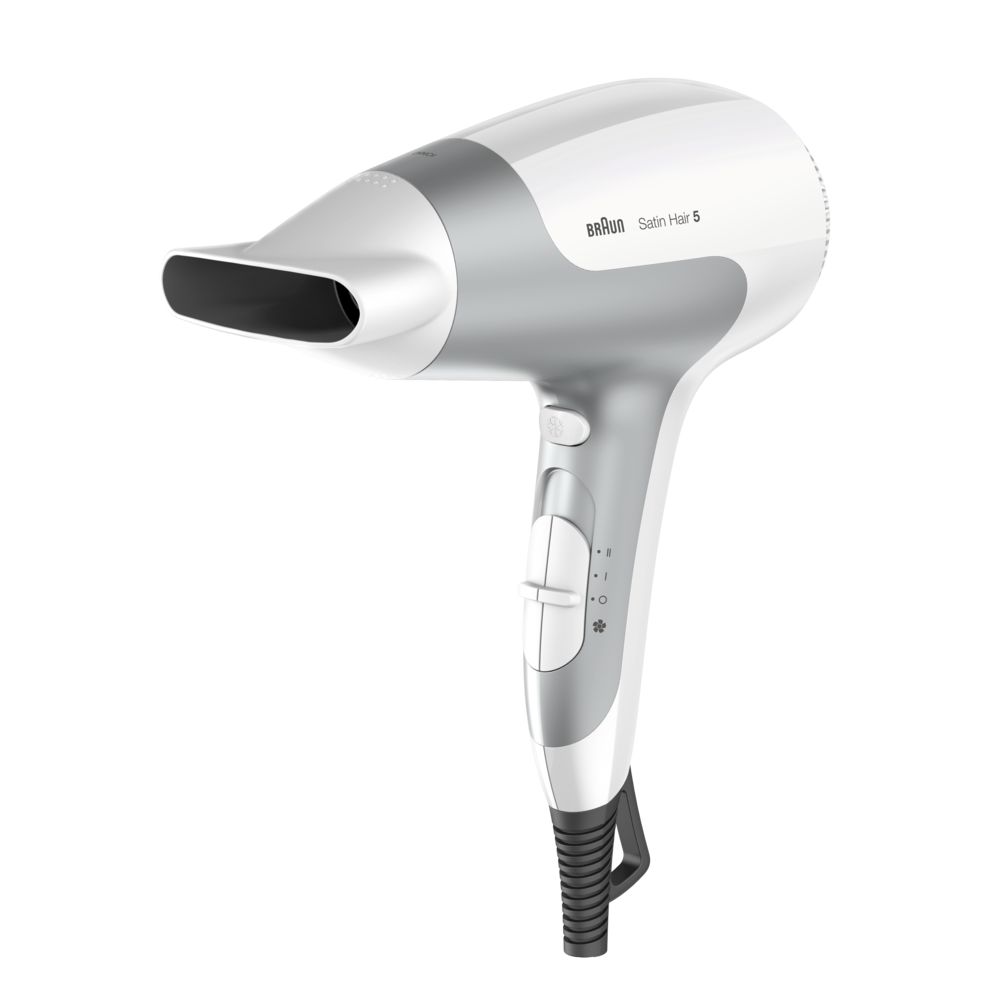 Weißer Haartrockner mit silbernen Akzenten. Sichtbare Bedienelemente. Marke Braun, Modell Satin Hair 5.