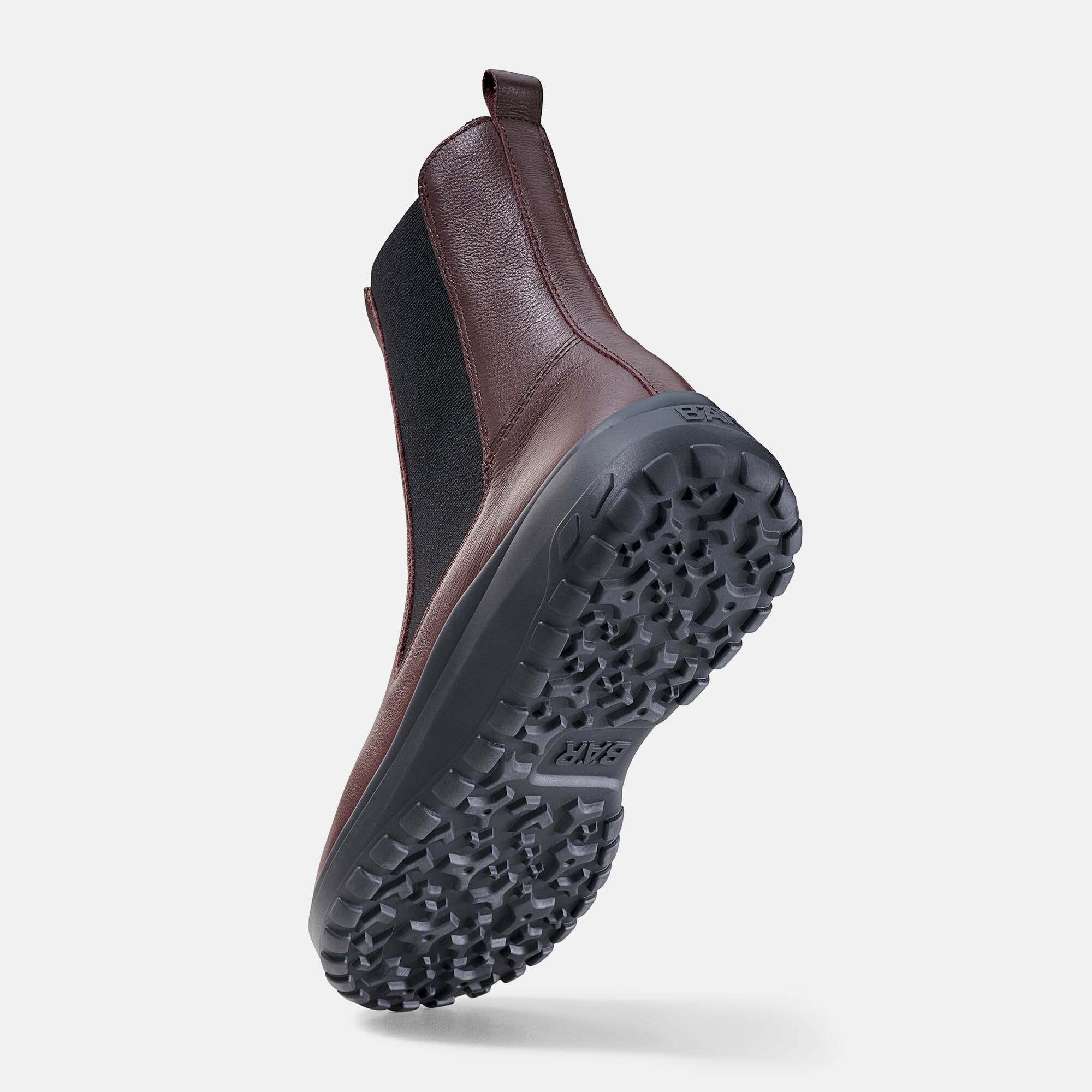 Unterseite einer dunkelbraunen Leder-Stiefelette mit profilierter schwarzer Gummisohle.
