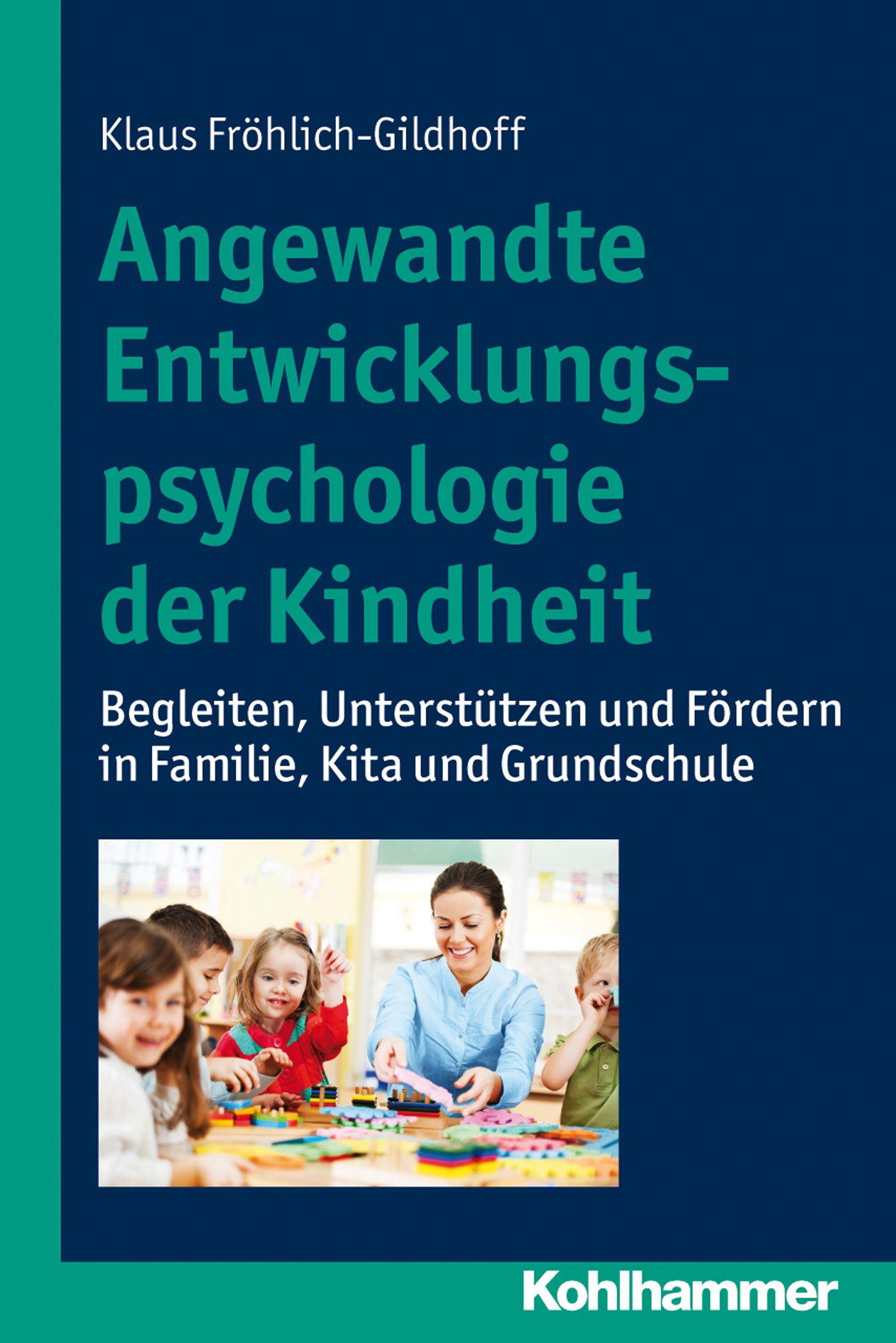 Buchcover: Angewandte Entwicklungspsychologie der Kindheit. Autor: Klaus Fröhlich-Gildhoff. Verlag Kohlhammer. Kinder und Betreuerin im Vordergrund.