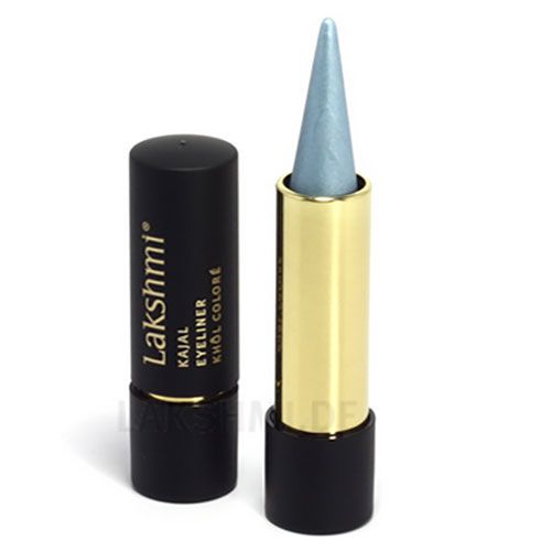Eisblauer Kajalstift mit goldfarbener Hülse. Schwarze Kappe mit Lakshmi-Logo und Produktbezeichnung. Offene Hülse mit spitz zulaufender Mine.