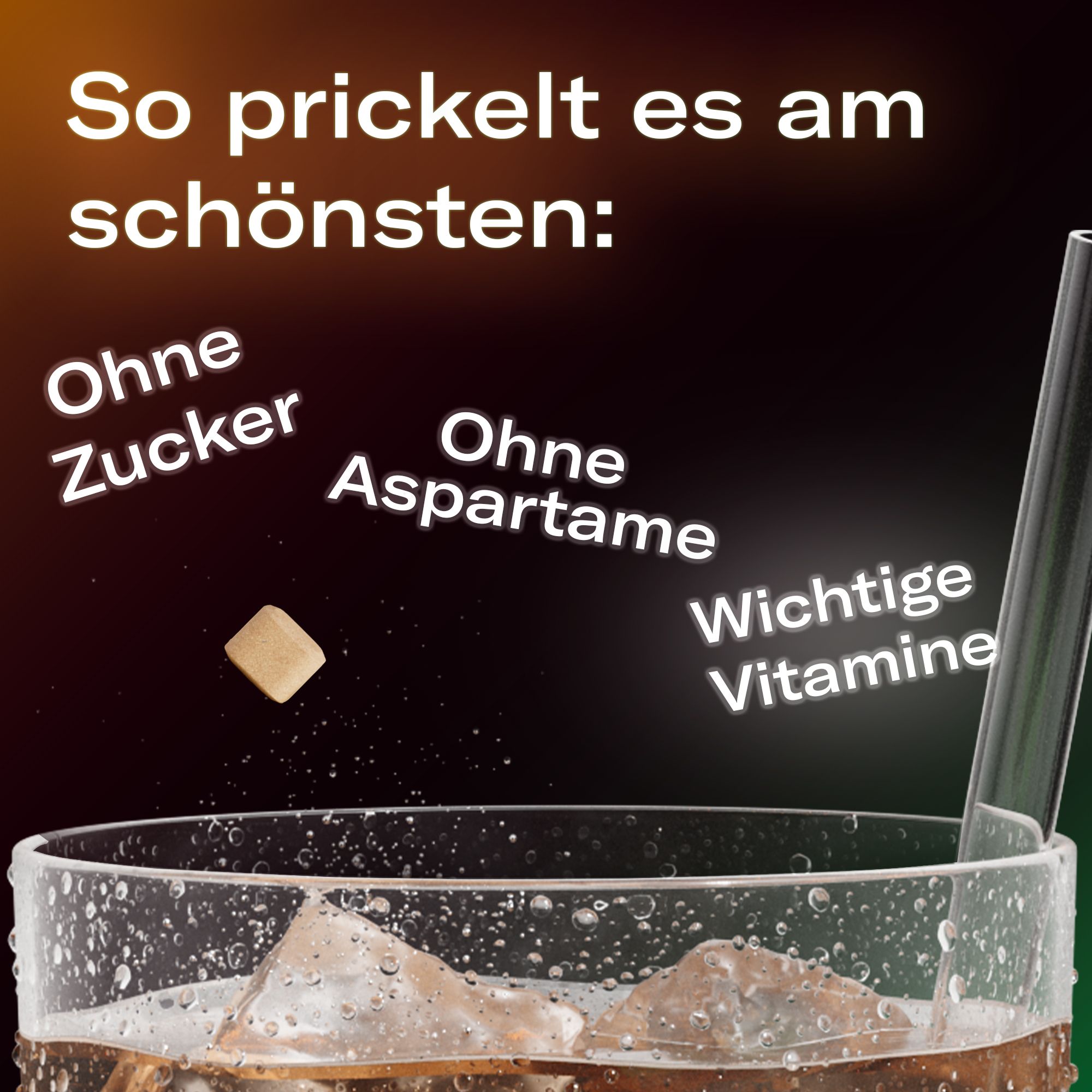 Glas mit Getränk, Eiswürfeln und Strohhalm. Würfel fällt ins Glas. Text: Ohne Zucker, Ohne Aspartame, Wichtige Vitamine.