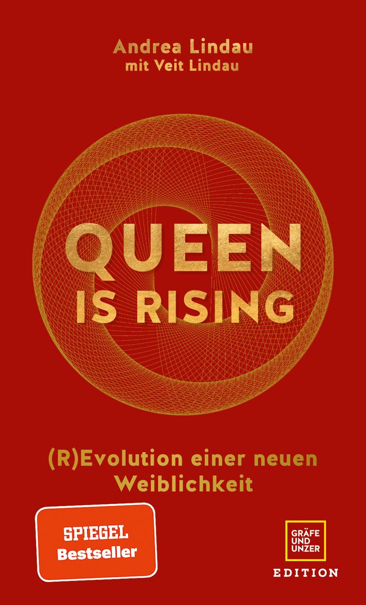 Buchcover mit Titel QUEEN IS RISING. Autorin: Andrea Lindau. Auf rotem Hintergrund, goldfarbene Schrift und grafisches Element.
