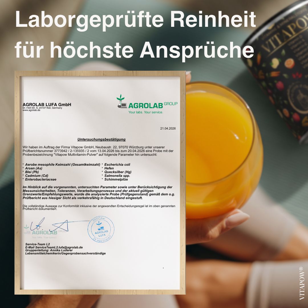 Vitapow Multivitamin Pulver Dose und ein Laborbericht über Reinheit, daneben ein Glas Saft.