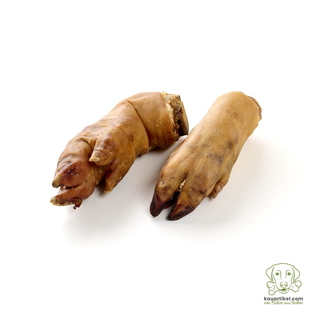 Zwei getrocknete Schweinefüße auf weißem Hintergrund.