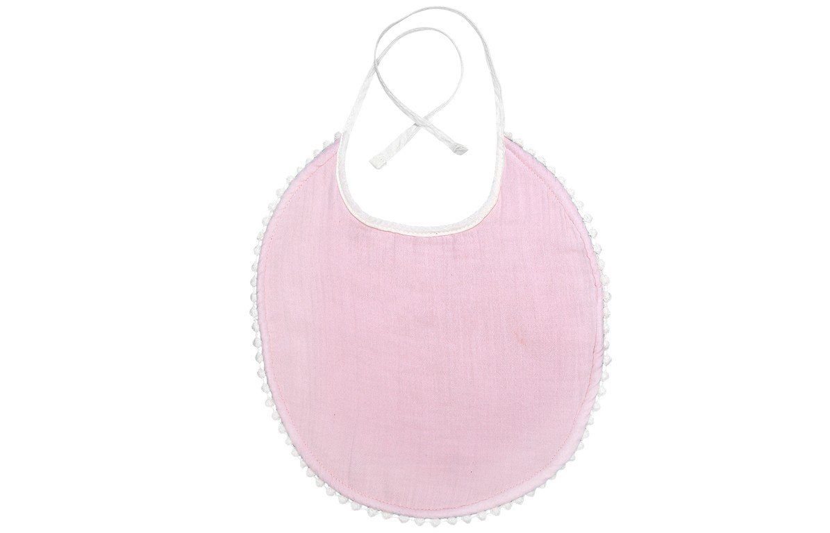 Runder, rosa Lätzchen mit weißer Spitze und Bindebändern. Aus Musselin-Stoff.