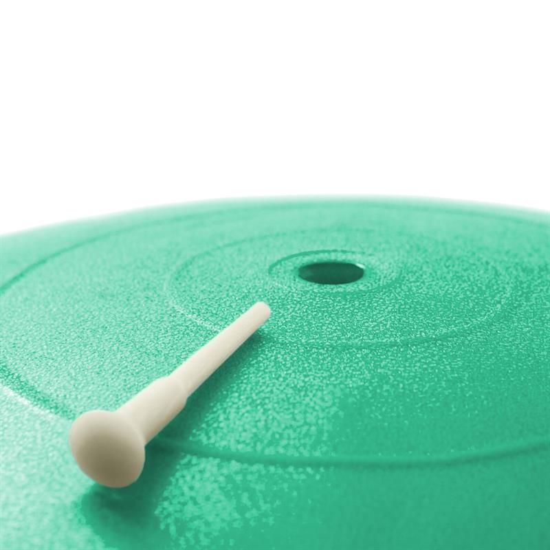 Grüner Gymnastikball mit Loch und weißem Verschluss-Stift.
