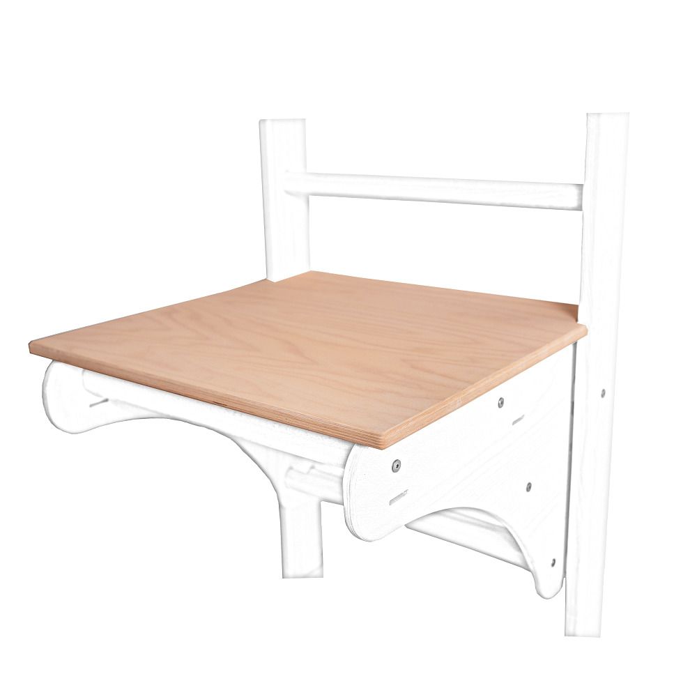Sitzaufsatz aus Holz für ein weißes Klettergerüst.