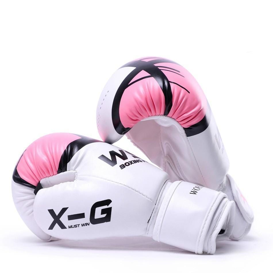 Weiße und rosa Boxhandschuhe. Schwarze Akzente. Aufschrift "X-G MUST WIN". Marke "W BOXING".