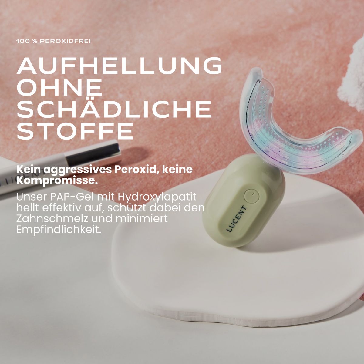 Grünes Zahnaufhellungsgerät mit Mundstück auf einem Teller, neben einem Stift.
