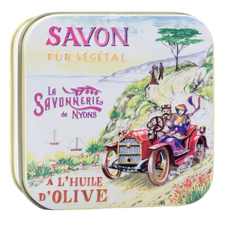 Geschlossene Metallbox, rechteckig. Aufdruck: Autofahrt, Text. Marke: La Savonnerie de Nyons.