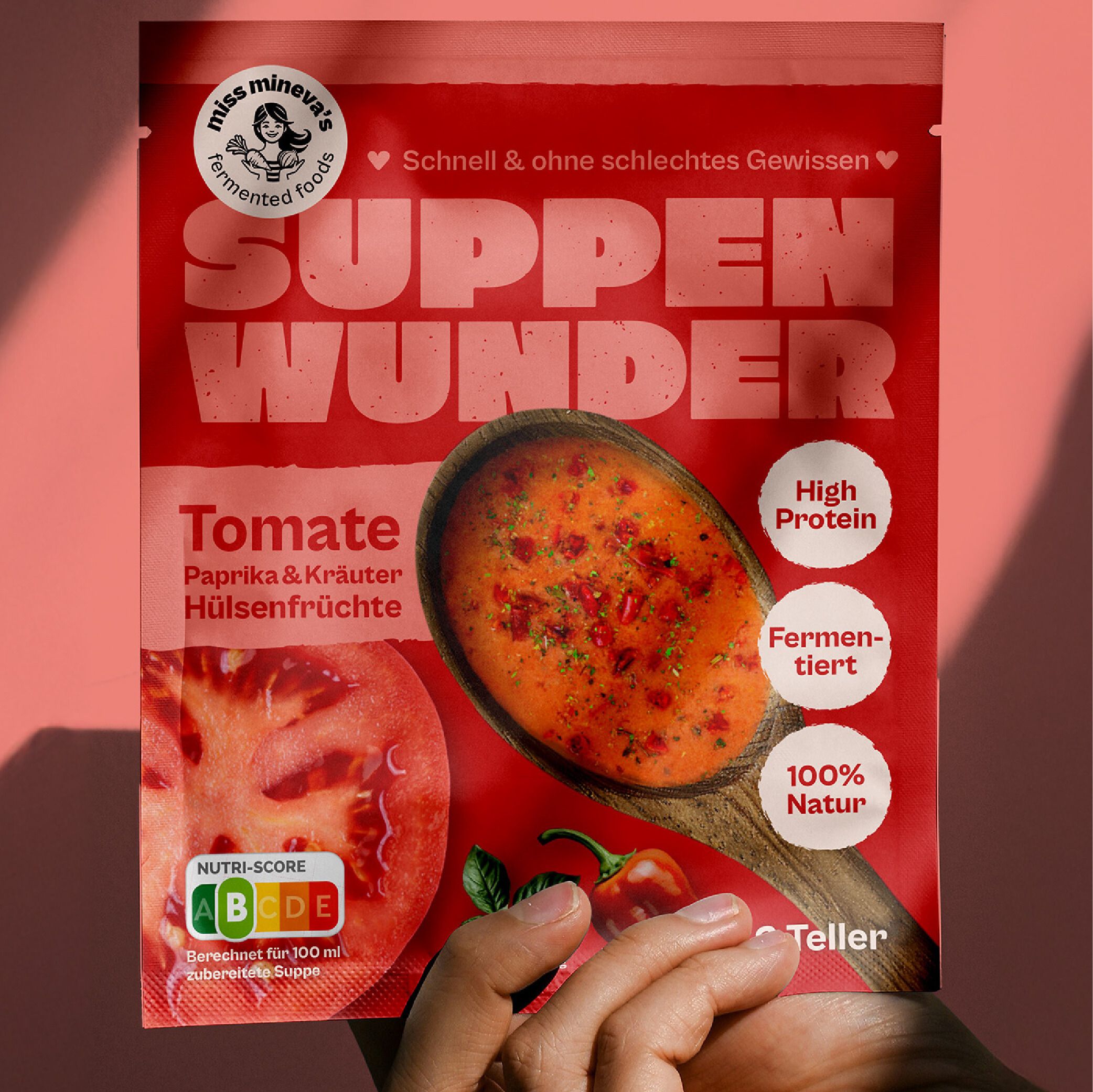 Roter Suppenwunder-Beutel. Aufdruck: Tomate, Paprika & Kräuter, Hülsenfrüchte. Logos: Miss Mineva's, High Protein, Fermentiert, 100% Natur, 2 Teller. Nutri-Score A.