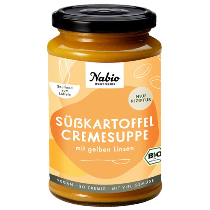 Glas mit Nabio Süßkartoffel Cremesuppe mit gelben Linsen. Schwarzer Deckel, orangefarbenes Etikett mit Text und Bio-Siegel.