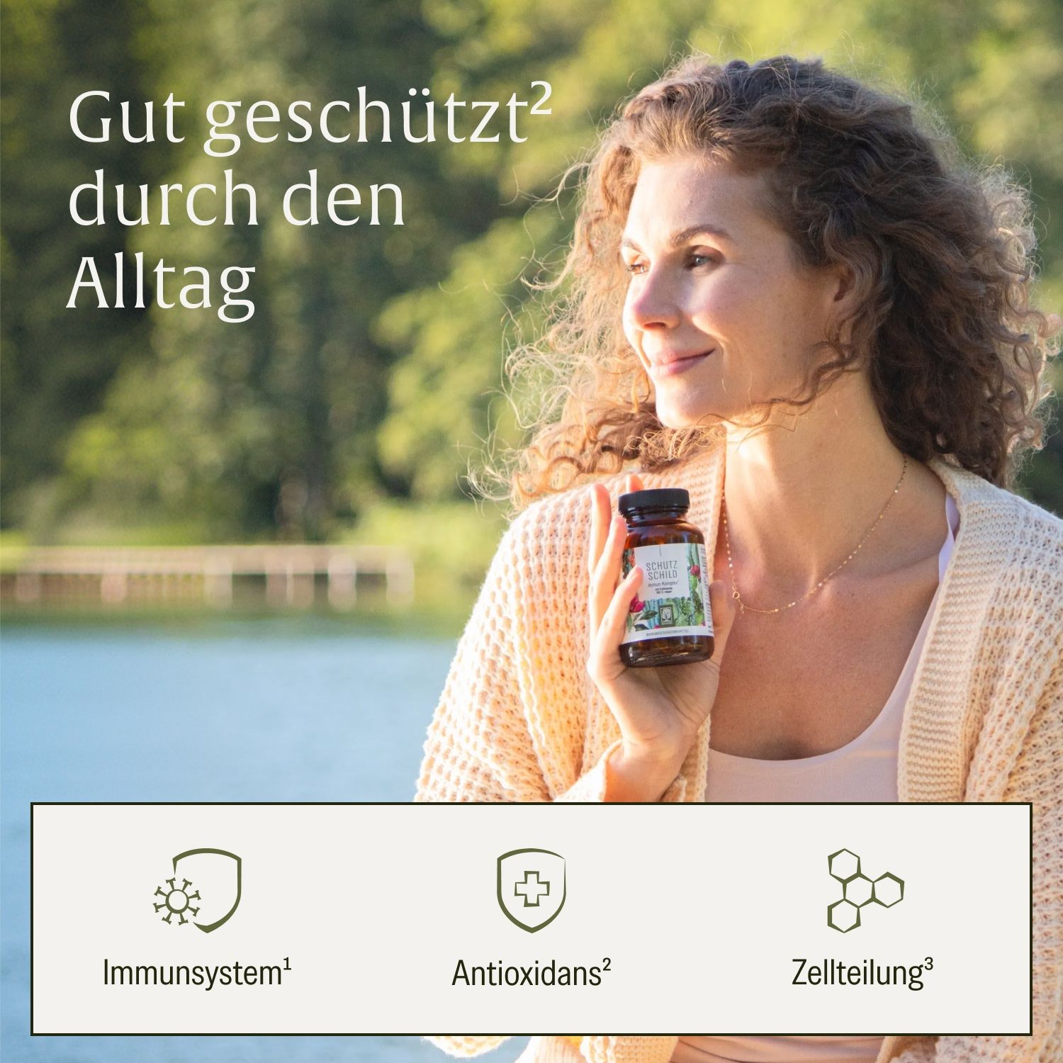Frau hält eine Flasche Schutz Schild Immun-Komplex in der Natur.