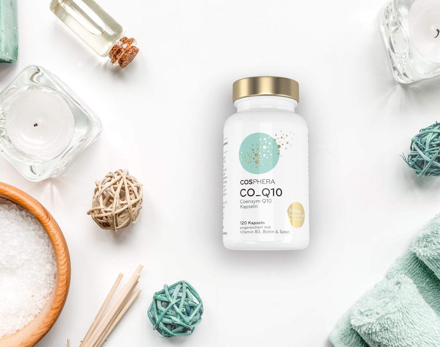 Cosphera Coenzym Q10 Kapseln Flasche umgeben von Wellness-Accessoires wie Salz und Handtüchern.
